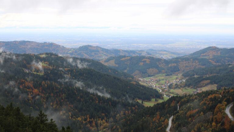 Dieses Bild zeigt eine Webcam-Aufnahme vom Achertal, aufgenommen am Montag, den 20.10.2025 um 14:20 Uhr. Die Temperatur betrug 9°C.