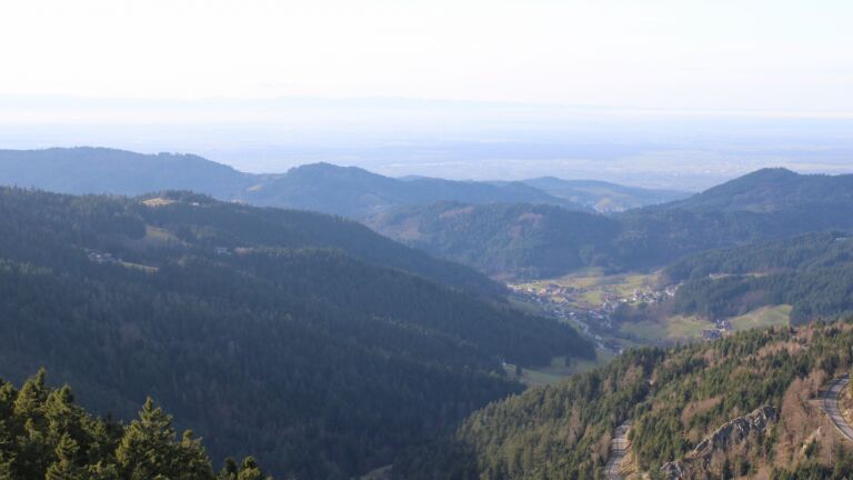 Dieses Bild zeigt eine Webcam-Aufnahme vom Achertal, aufgenommen am Donnerstag, den 18.12.2025 um 14:00 Uhr. Die Temperatur betrug 8.1°C.