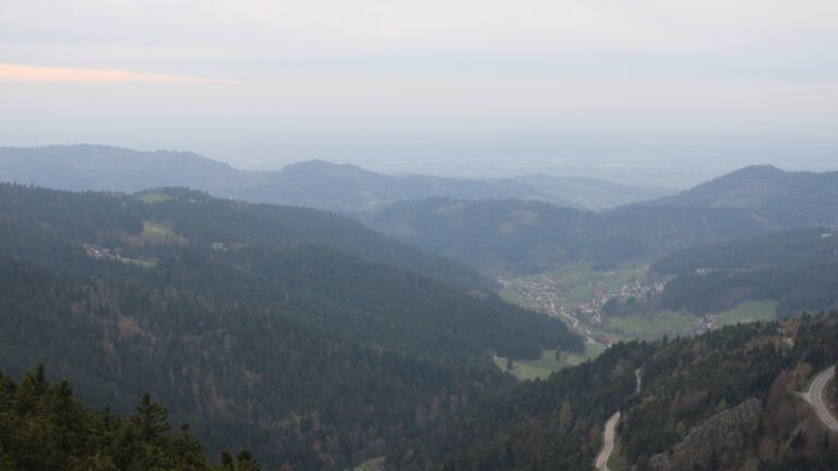 Dieses Bild zeigt eine Webcam-Aufnahme vom Achertal, aufgenommen am Freitag, den 10.04.2026 um 18:40 Uhr. Die Temperatur betrug 6.8°C.