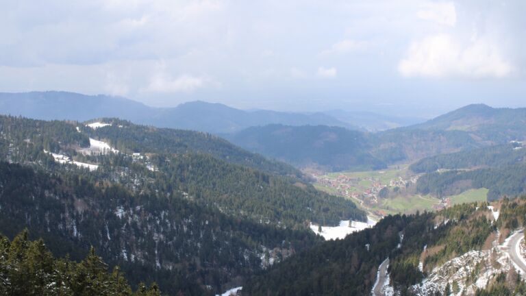 Dieses Bild zeigt eine Webcam-Aufnahme vom Achertal, aufgenommen am Mittwoch, den 01.04.2026 um 13:10 Uhr. Die Temperatur betrug 2.9°C.