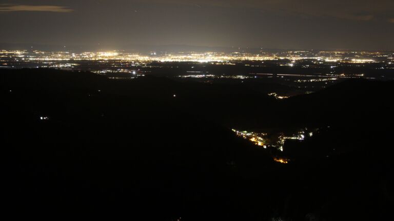 Dieses Bild zeigt eine Webcam-Aufnahme vom Achertal, aufgenommen am Samstag, den 15.11.2025 um 22:30 Uhr. Die Temperatur betrug 8.1°C.