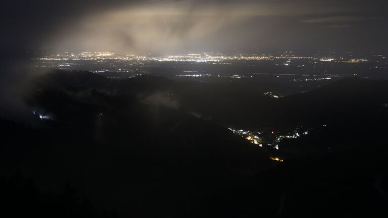 Dieses Bild zeigt eine Webcam-Aufnahme vom Achertal, aufgenommen am Freitag, den 06.06.2025 um 23:40 Uhr. Die Temperatur betrug 11.8°C.