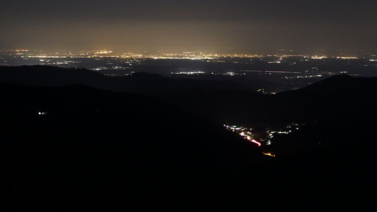 Dieses Bild zeigt eine Webcam-Aufnahme vom Achertal, aufgenommen am Dienstag, den 24.03.2026 um 04:50 Uhr. Die Temperatur betrug 5.3°C.