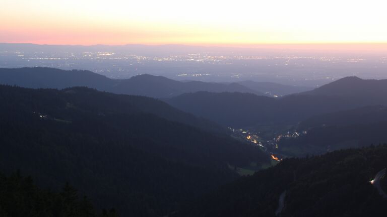 Dieses Bild zeigt eine Webcam-Aufnahme vom Achertal, aufgenommen am Samstag, den 09.08.2025 um 21:40 Uhr. Die Temperatur betrug 22.4°C.