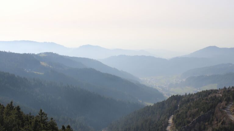 Dieses Bild zeigt eine Webcam-Aufnahme vom Achertal, aufgenommen am Samstag, den 07.03.2026 um 16:00 Uhr. Die Temperatur betrug 13.5°C.