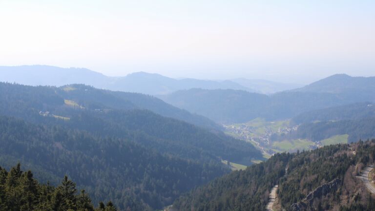 Dieses Bild zeigt eine Webcam-Aufnahme vom Achertal, aufgenommen am Freitag, den 20.03.2026 um 15:10 Uhr. Die Temperatur betrug 10.6°C.