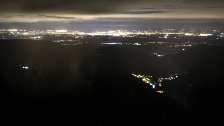 Dieses Bild zeigt eine Webcam-Aufnahme vom Achertal, aufgenommen am Dienstag, den 28.10.2025 um 22:30 Uhr. Die Temperatur betrug 5.4°C.