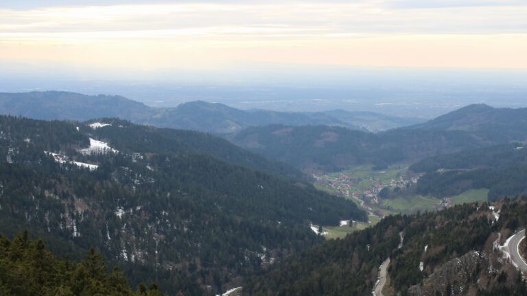 Dieses Bild zeigt eine Webcam-Aufnahme vom Achertal, aufgenommen am Freitag, den 03.04.2026 um 18:00 Uhr. Die Temperatur betrug 6.4°C.