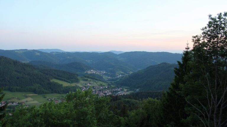 Dieses Bild zeigt eine Webcam-Aufnahme vom Achertal, aufgenommen am Samstag, den 23.05.2026 um 21:20 Uhr. Die Temperatur betrug 22.2°C.