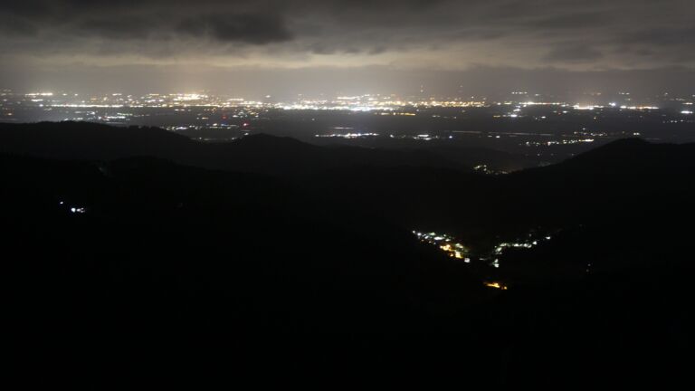 Dieses Bild zeigt eine Webcam-Aufnahme vom Achertal, aufgenommen am Dienstag, den 16.09.2025 um 04:30 Uhr. Die Temperatur betrug 8.3°C.