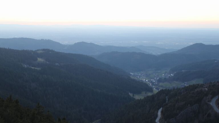 Dieses Bild zeigt eine Webcam-Aufnahme vom Achertal, aufgenommen am Montag, den 02.03.2026 um 18:20 Uhr. Die Temperatur betrug 7.8°C.