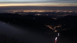 Dieses Bild zeigt eine Webcam-Aufnahme vom Achertal, aufgenommen am Montag, den 01.12.2025 um 17:40 Uhr. Die Temperatur betrug -0.7°C.