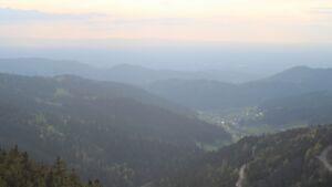 Dieses Bild zeigt eine Webcam-Aufnahme vom Achertal, aufgenommen am Samstag, den 18.04.2026 um 18:50 Uhr. Die Temperatur betrug 14.3°C.