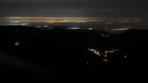 Dieses Bild zeigt eine Webcam-Aufnahme vom Achertal, aufgenommen am Freitag, den 12.12.2025 um 01:00 Uhr. Die Temperatur betrug 6.7°C.