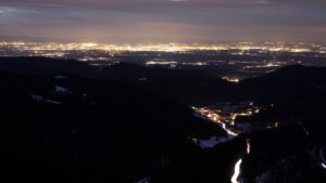 Dieses Bild zeigt eine Webcam-Aufnahme vom Achertal, aufgenommen am Dienstag, den 13.01.2026 um 18:00 Uhr. Die Temperatur betrug 6.5°C.