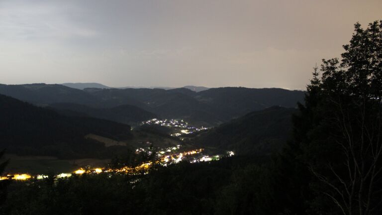 Dieses Bild zeigt eine Webcam-Aufnahme vom Achertal, aufgenommen am Sonntag, den 28.06.2026 um 23:40 Uhr. Die Temperatur betrug 26°C.
