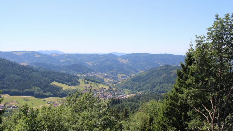 Dieses Bild zeigt eine Webcam-Aufnahme vom Achertal, aufgenommen am Freitag, den 10.07.2026 um 13:40 Uhr. Die Temperatur betrug 28.1°C.