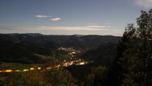 Dieses Bild zeigt eine Webcam-Aufnahme vom Achertal, aufgenommen am Dienstag, den 27.10.2026 um 04:30 Uhr. Die Temperatur betrug 9.8°C.