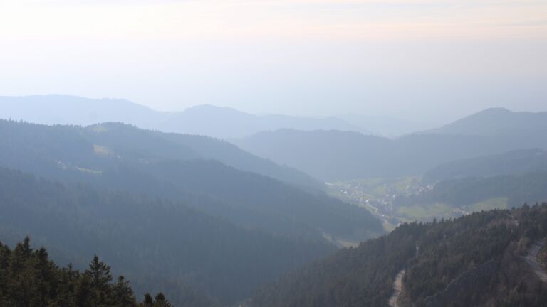 Dieses Bild zeigt eine Webcam-Aufnahme vom Achertal, aufgenommen am Dienstag, den 24.03.2026 um 16:50 Uhr. Die Temperatur betrug 9.4°C.