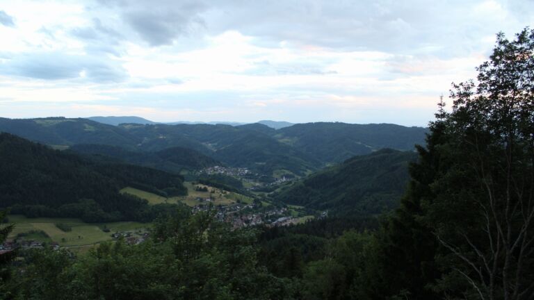 Dieses Bild zeigt eine Webcam-Aufnahme vom Achertal, aufgenommen am Samstag, den 06.06.2026 um 21:10 Uhr. Die Temperatur betrug 16.7°C.