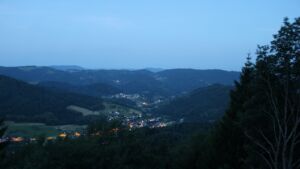 Dieses Bild zeigt eine Webcam-Aufnahme vom Achertal, aufgenommen am Sonntag, den 28.06.2026 um 04:40 Uhr. Die Temperatur betrug 28.1°C.