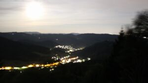 Dieses Bild zeigt eine Webcam-Aufnahme vom Achertal, aufgenommen am Freitag, den 24.07.2026 um 23:30 Uhr. Die Temperatur betrug 19.9°C.