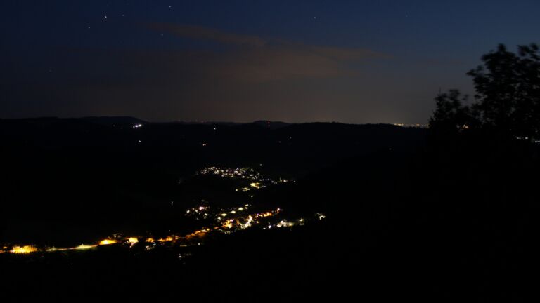Dieses Bild zeigt eine Webcam-Aufnahme vom Achertal, aufgenommen am Freitag, den 14.08.2026 um 22:00 Uhr. Die Temperatur betrug 28.1°C.