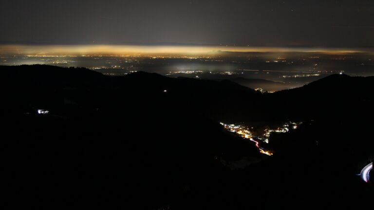 Dieses Bild zeigt eine Webcam-Aufnahme vom Achertal, aufgenommen am Samstag, den 22.11.2025 um 23:30 Uhr. Die Temperatur betrug -4.1°C.