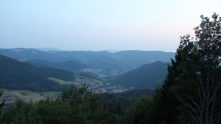 Dieses Bild zeigt eine Webcam-Aufnahme vom Achertal, aufgenommen am Donnerstag, den 30.07.2026 um 21:30 Uhr. Die Temperatur betrug 24.8°C.