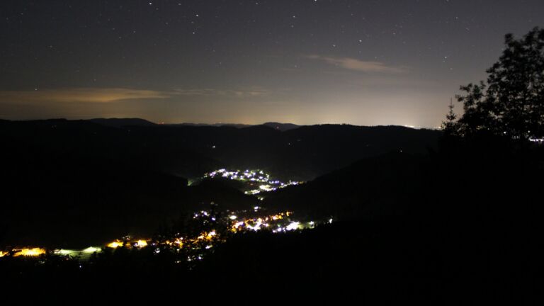 Dieses Bild zeigt eine Webcam-Aufnahme vom Achertal, aufgenommen am Mittwoch, den 13.05.2026 um 00:30 Uhr. Die Temperatur betrug 3.1°C.