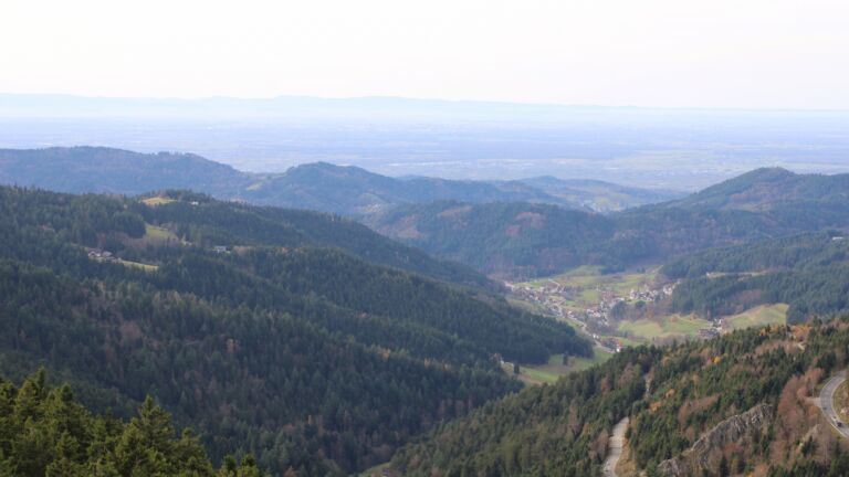 Dieses Bild zeigt eine Webcam-Aufnahme vom Achertal, aufgenommen am Donnerstag, den 13.11.2025 um 13:50 Uhr. Die Temperatur betrug 15.7°C.