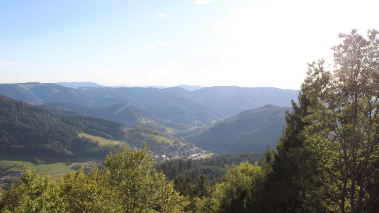 Dieses Bild zeigt eine Webcam-Aufnahme vom Achertal, aufgenommen am Sonntag, den 27.09.2026 um 17:20 Uhr. Die Temperatur betrug 29.9°C.