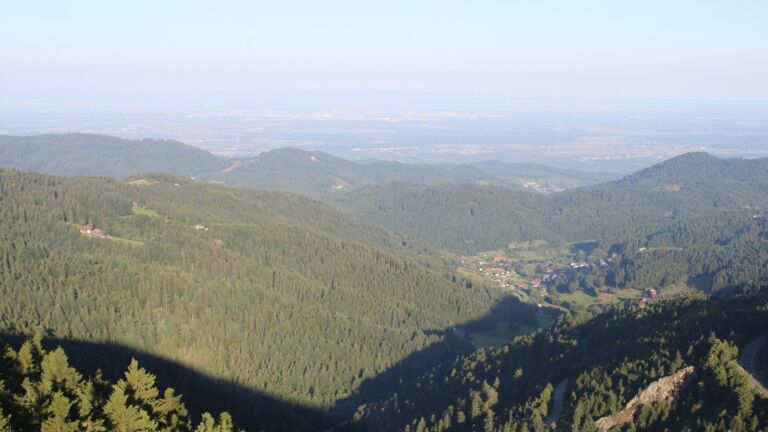 Dieses Bild zeigt eine Webcam-Aufnahme vom Achertal, aufgenommen am Montag, den 18.08.2025 um 07:50 Uhr. Die Temperatur betrug 15.5°C.