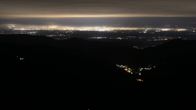 Dieses Bild zeigt eine Webcam-Aufnahme vom Achertal, aufgenommen am Freitag, den 17.10.2025 um 01:00 Uhr. Die Temperatur betrug 4.7°C.
