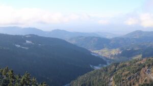 Dieses Bild zeigt eine Webcam-Aufnahme vom Achertal, aufgenommen am Dienstag, den 18.11.2025 um 13:50 Uhr. Die Temperatur betrug 5.5°C.