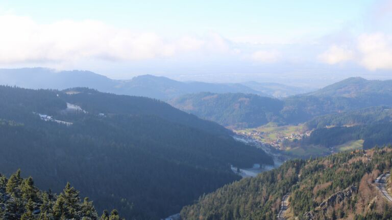 Dieses Bild zeigt eine Webcam-Aufnahme vom Achertal, aufgenommen am Dienstag, den 18.11.2025 um 13:50 Uhr. Die Temperatur betrug 5.5°C.