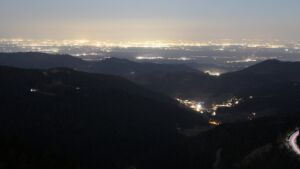 Dieses Bild zeigt eine Webcam-Aufnahme vom Achertal, aufgenommen am Dienstag, den 03.03.2026 um 20:00 Uhr. Die Temperatur betrug 6.6°C.