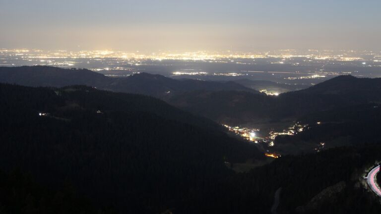 Dieses Bild zeigt eine Webcam-Aufnahme vom Achertal, aufgenommen am Dienstag, den 03.03.2026 um 20:00 Uhr. Die Temperatur betrug 6.6°C.