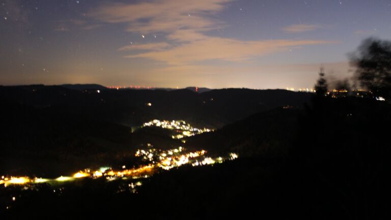 Dieses Bild zeigt eine Webcam-Aufnahme vom Achertal, aufgenommen am Sonntag, den 06.09.2026 um 21:20 Uhr. Die Temperatur betrug 20.4°C.