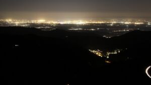 Dieses Bild zeigt eine Webcam-Aufnahme vom Achertal, aufgenommen am Mittwoch, den 08.04.2026 um 22:00 Uhr. Die Temperatur betrug 10.5°C.