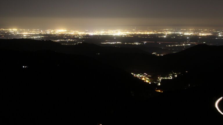 Dieses Bild zeigt eine Webcam-Aufnahme vom Achertal, aufgenommen am Mittwoch, den 08.04.2026 um 22:00 Uhr. Die Temperatur betrug 10.5°C.