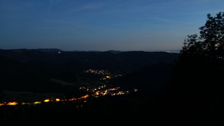Dieses Bild zeigt eine Webcam-Aufnahme vom Achertal, aufgenommen am Montag, den 06.07.2026 um 22:40 Uhr. Die Temperatur betrug 21.6°C.