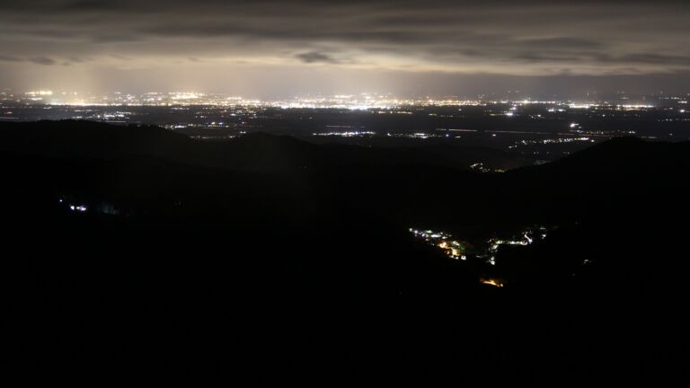 Dieses Bild zeigt eine Webcam-Aufnahme vom Achertal, aufgenommen am Samstag, den 25.10.2025 um 01:00 Uhr. Die Temperatur betrug 3.2°C.