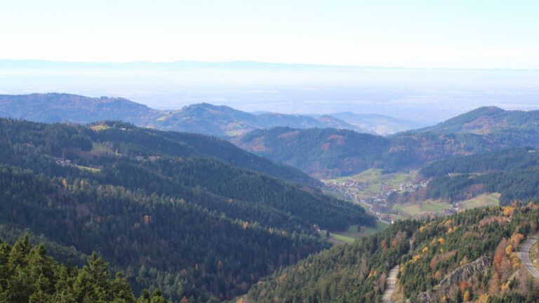 Dieses Bild zeigt eine Webcam-Aufnahme vom Achertal, aufgenommen am Mittwoch, den 05.11.2025 um 13:40 Uhr. Die Temperatur betrug 13.6°C.