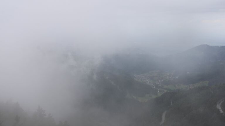 Dieses Bild zeigt eine Webcam-Aufnahme vom Achertal, aufgenommen am Sonntag, den 27.07.2025 um 14:10 Uhr. Die Temperatur betrug 12.9°C.