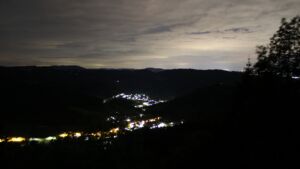 Dieses Bild zeigt eine Webcam-Aufnahme vom Achertal, aufgenommen am Montag, den 18.05.2026 um 03:30 Uhr. Die Temperatur betrug 10.5°C.