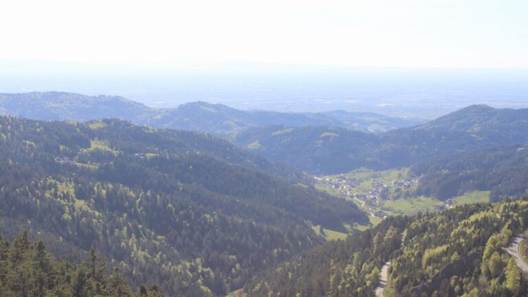 Dieses Bild zeigt eine Webcam-Aufnahme vom Achertal, aufgenommen am Freitag, den 24.04.2026 um 17:20 Uhr. Die Temperatur betrug 15.5°C.