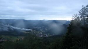 Dieses Bild zeigt eine Webcam-Aufnahme vom Achertal, aufgenommen am Freitag, den 12.06.2026 um 21:40 Uhr. Die Temperatur betrug 12.8°C.
