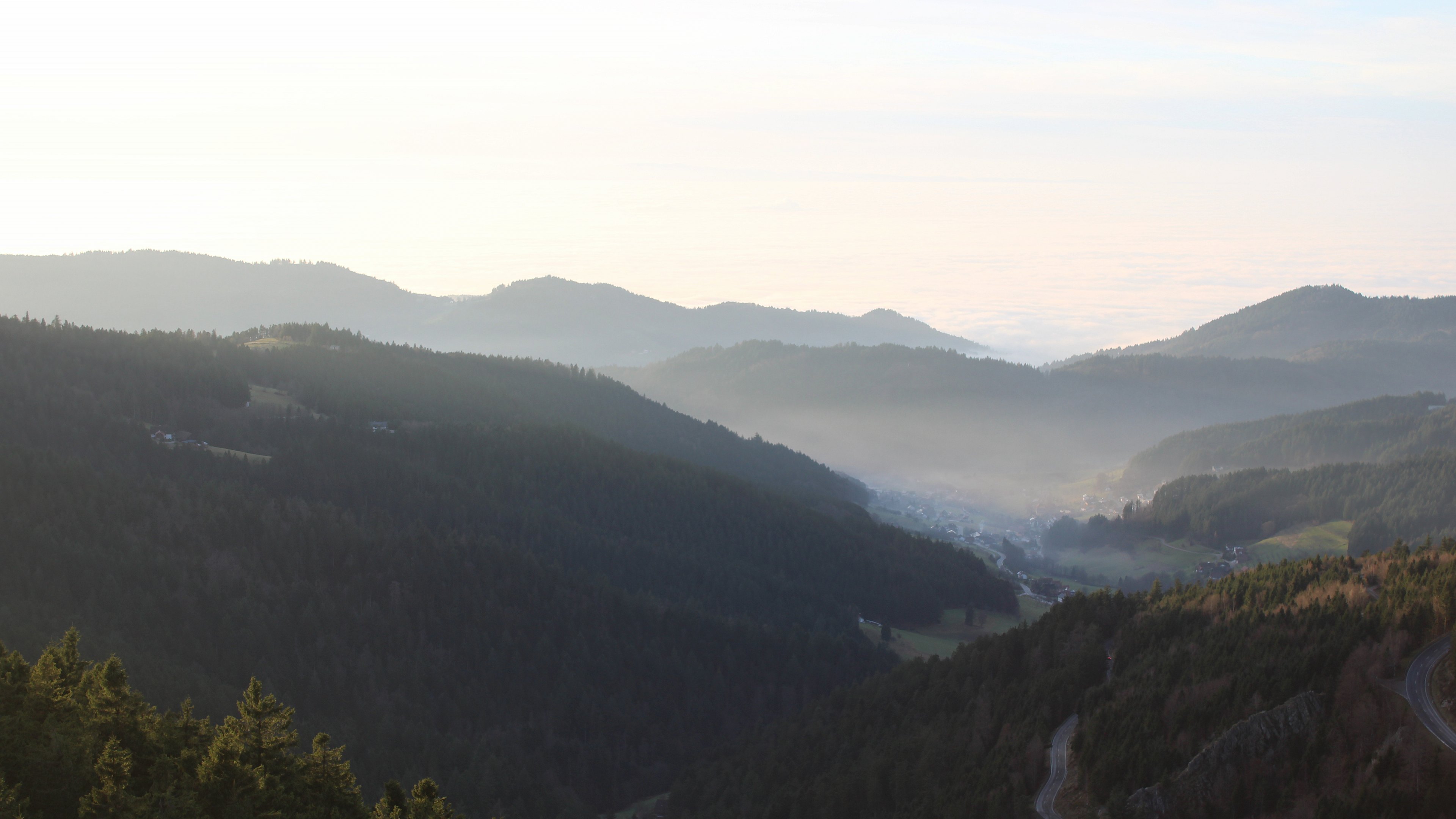 Dieses Bild zeigt eine Webcam-Aufnahme vom Achertal, aufgenommen am Freitag, den 12.12.2025 um 16:00 Uhr. Die Temperatur betrug 9.9°C.