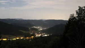 Dieses Bild zeigt eine Webcam-Aufnahme vom Achertal, aufgenommen am Dienstag, den 04.08.2026 um 04:30 Uhr. Die Temperatur betrug 22.6°C.